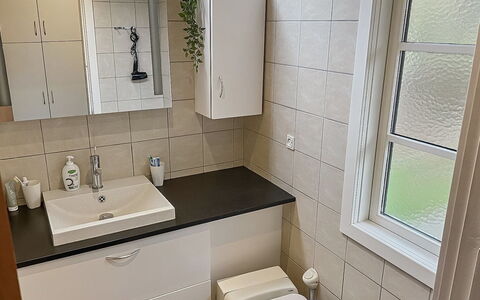 Alde - 300M from the Sea: Wastafel In De Badkamer, Loodgieterswerkinrichting, Wastafel, Badkamer, Badkamerkast, Cabinetry, Flooring, Interieur Ontwerp, Kraan, Verdieping