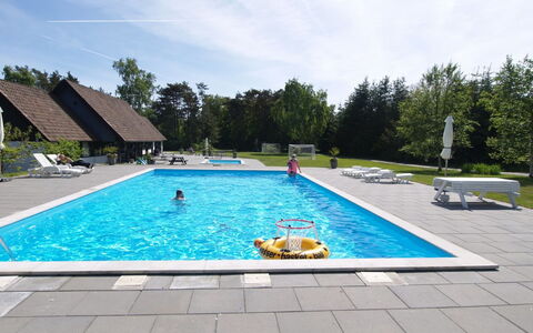 Franzine - 200M from the Sea: Verblijf, Tuin, Siding, Garden Gebouwen, Schaduw, Werf, Backyard, Gazon, Boerderij, Landscaping