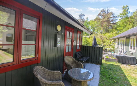 Franzine - 200M from the Sea: Verblijf, Tuin, Siding, Garden Gebouwen, Schaduw, Werf, Backyard, Gazon, Boerderij, Landscaping