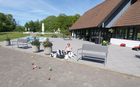 Franzine - 200M from the Sea: Verblijf, Tuin, Siding, Garden Gebouwen, Schaduw, Werf, Backyard, Gazon, Boerderij, Landscaping