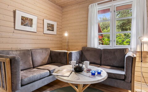 Nahuel - 200M from the Sea: Hout, Flooring, Verdieping, Meubilair, Interieur Ontwerp, Kamer, Woonkamer, Huis, Bankstel, Houten Vloer