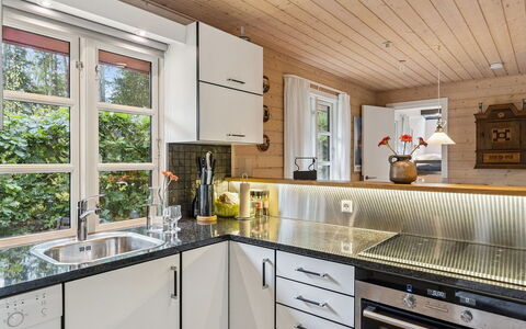Nahuel - 200M from the Sea: Keuken, Countertop, Hout, Interieur Ontwerp, Toestel Van De Keuken, Flooring, Loodgieterswerkinrichting, Major Appliance, Plafond, Cabinetry