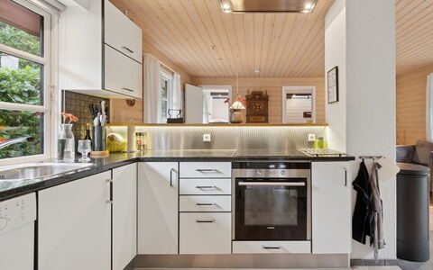 Nahuel - 200M from the Sea: Keuken, Countertop, Toestel Van De Keuken, Flooring, Interieur Ontwerp, Major Appliance, Hout, Cabinetry, Meubilair, Plafond