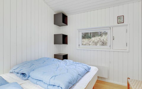 Gaja - 1Km from the Sea: Hout, Slaapkamer, Bed, Interieur Ontwerp, Plafond, Verdieping, Flooring, Laken, Bedding, Huis