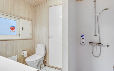 Gaja - 1Km from the Sea: Flooring, Verdieping, Hout, Loodgieterswerkinrichting, Interieur Ontwerp, Badkamer, Toilet, Loodgieter, Kamer, Wastafel