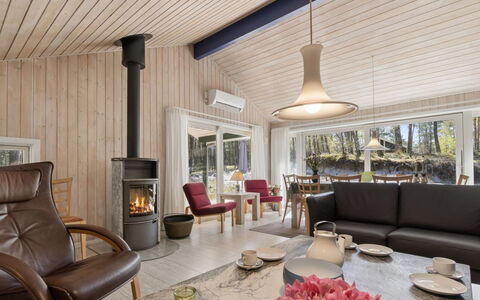 Sylvia - 900M from the Sea: Hout, Dak, Architectuur, Huis, Huis, Verblijf, Siding, Hardwood, Helling, Landgoed