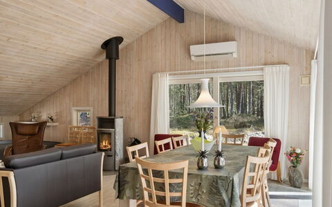 Sylvia - 900M from the Sea: Hout, Dak, Architectuur, Huis, Huis, Verblijf, Siding, Hardwood, Helling, Landgoed
