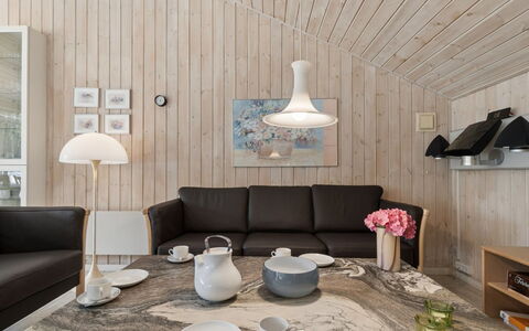 Sylvia - 900M from the Sea: Hout, Dak, Architectuur, Huis, Huis, Verblijf, Siding, Hardwood, Helling, Landgoed
