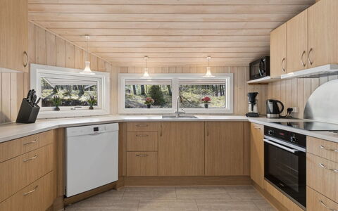 Sylvia - 900M from the Sea: Flooring, Keuken, Hout, Interieur Ontwerp, Countertop, Plafond, Verdieping, Cabinetry, Kamer, Beits
