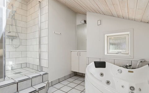 Sylvia - 900M from the Sea: Loodgieterswerkinrichting, Interieur Ontwerp, Flooring, Verdieping, Badkamer, Plafond, Bad, Loodgieter, Kamer, Kraan