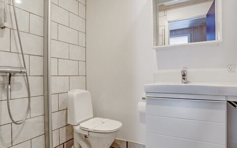 Sylvia - 900M from the Sea: Wc Bril, Flooring, Verdieping, Loodgieterswerkinrichting, Toilet, Badkamer, Interieur Ontwerp, Loodgieter, Plafond, Tegel