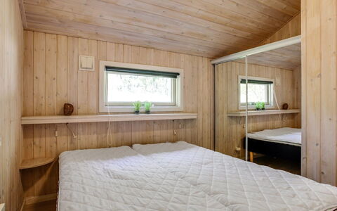 Sylvia - 900M from the Sea: Interieur Ontwerp, Flooring, Verdieping, Hout, Plafond, Slaapkamer, Kamer, Bed, Meubilair, Verlichting