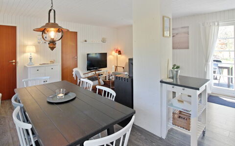 Ronja - 300M from the Sea: Meubilair, Interieur Ontwerp, Flooring, Hout, Verdieping, Plafond, Stoel, Keuken En Eettafel, Tafel, Eetkamer