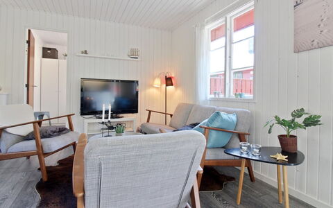 Ronja - 300M from the Sea: Flooring, Meubilair, Interieur Ontwerp, Hout, Verdieping, Woonkamer, Houten Vloer, Plafond, Huis, Bankstel
