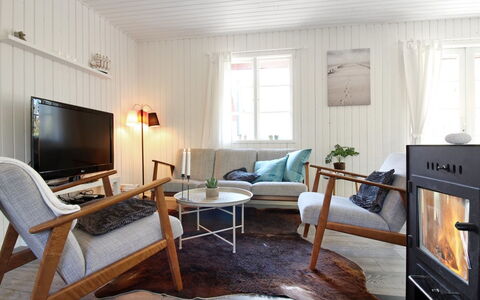 Ronja - 300M from the Sea: Meubilair, Flooring, Interieur Ontwerp, Verdieping, Houten Vloer, Hout, Woonkamer, Bankstel, Kamer, Huis