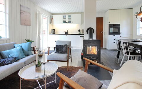 Ronja - 300M from the Sea: Meubilair, Flooring, Interieur Ontwerp, Verdieping, Hout, Woonkamer, Houten Vloer, Kamer, Plafond, Bankstel