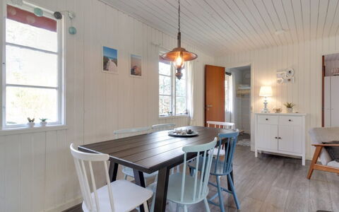 Ronja - 300M from the Sea: Meubilair, Flooring, Interieur Ontwerp, Hout, Verdieping, Plafond, Eetkamer, Houten Vloer, Tafel, Keuken En Eettafel