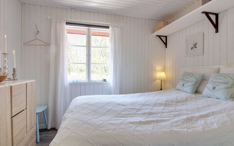 Ronja - 300M from the Sea: Slaapkamer, Hout, Interieur Ontwerp, Bed, Flooring, Verdieping, Laken, Meubilair, Bedding, Linens