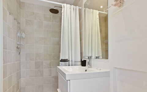 Ronja - 300M from the Sea: Badkamer, Flooring, Interieur Ontwerp, Verdieping, Loodgieterswerkinrichting, Muur, Loodgieter, Toilet, Kraan, Douche