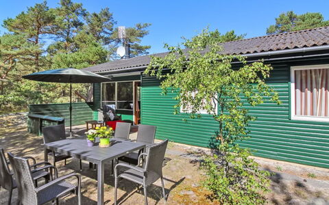 Michel - 300M from the Sea: Hout, Huis, Verblijf, Huis, Dak, Landelijk Gebied, Siding, Blokhut, Garden Gebouwen, Hardwood