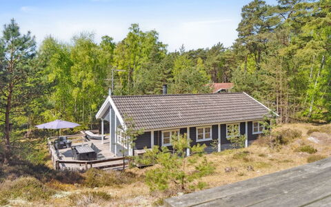 Hallgerd - 800M from the Sea: Hout, Huis, Verblijf, Huis, Dak, Landelijk Gebied, Siding, Blokhut, Garden Gebouwen, Hardwood