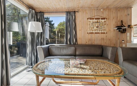 Minka - 1.5Km from the Sea: Meubilair, Hout, Flooring, Interieur Ontwerp, Verdieping, Bankstel, Plafond, Woonkamer, Huis, Kamer
