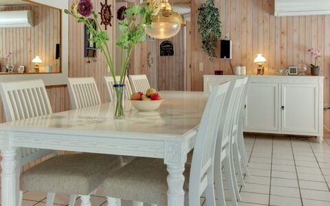Minka - 300M from the Sea: Hout, Huis, Verblijf, Huis, Dak, Landelijk Gebied, Siding, Blokhut, Garden Gebouwen, Hardwood