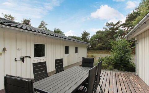 Minka - 300M from the Sea: Hout, Huis, Verblijf, Huis, Dak, Landelijk Gebied, Siding, Blokhut, Garden Gebouwen, Hardwood
