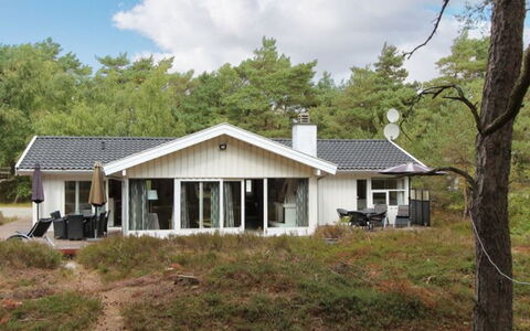Minka - 300M from the Sea: Hout, Huis, Verblijf, Huis, Dak, Landelijk Gebied, Siding, Blokhut, Garden Gebouwen, Hardwood