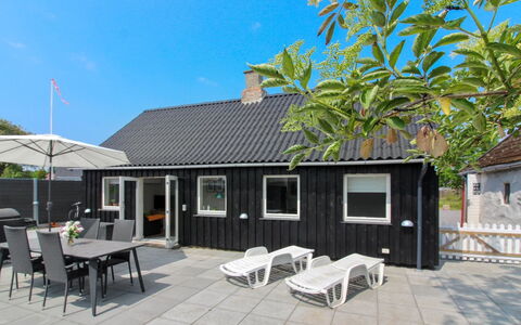 Brawith - 250M from the Sea: Gebouw, Huis, Venster, Huis, Dak, Woongebied, Struik, Verblijf, Land Lot