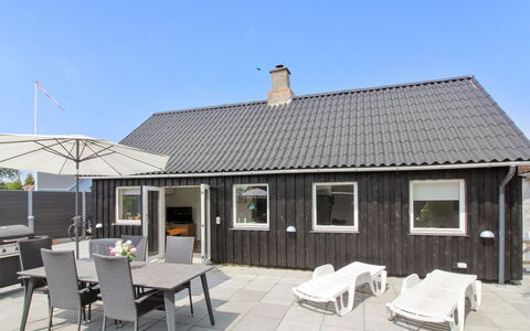 Brawith - 250M from the Sea: Gebouw, Huis, Venster, Huis, Dak, Woongebied, Struik, Verblijf, Land Lot