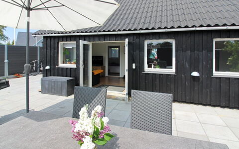 Brawith - 250M from the Sea: Gebouw, Huis, Venster, Huis, Dak, Woongebied, Struik, Verblijf, Land Lot