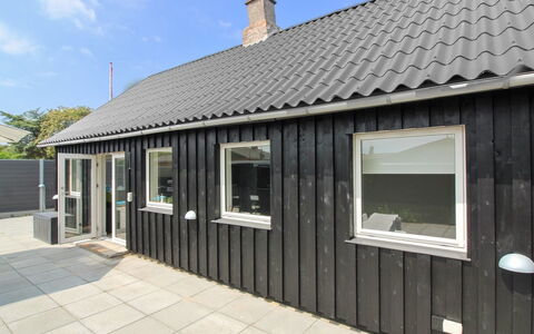Brawith - 250M from the Sea: Gebouw, Huis, Venster, Huis, Dak, Woongebied, Struik, Verblijf, Land Lot