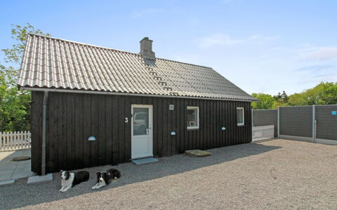 Brawith - 250M from the Sea: Gebouw, Huis, Venster, Huis, Dak, Woongebied, Struik, Verblijf, Land Lot