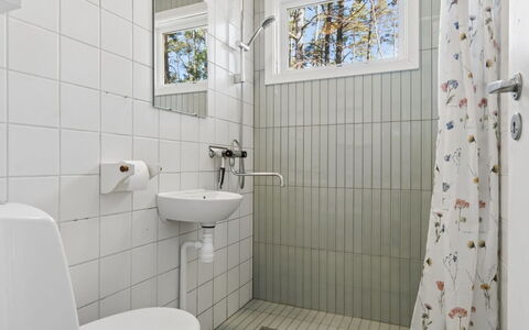 Mikkelina - 700M from the Sea: Muur, Flooring, Loodgieterswerkinrichting, Verdieping, Badkamer, Interieur Ontwerp, Loodgieter, Toilet, Samengesteld Materiaal, Wastafel