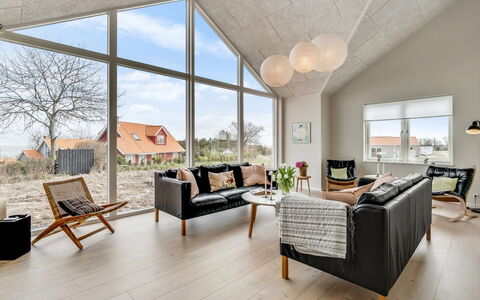 Skoge - 500M from the Sea: Hout, Plafond, Stoel, Houten Vloer, Woonkamer, Bankstel, Hardwood, Keuken En Eettafel