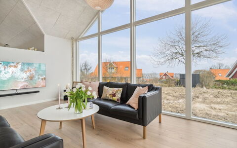 Skoge - 500M from the Sea: Flooring, Hout, Interieur Ontwerp, Verdieping, Houten Vloer, Plafond, Meubilair, Huis, Woonkamer, Bankstel