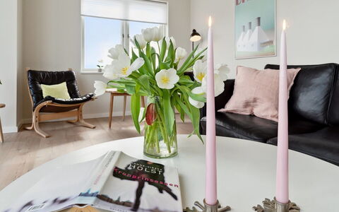 Skoge - 500M from the Sea: Interieur Ontwerp, Meubilair, Huis, Verlichting, Woonkamer, Bloempot, Verdieping, Roze, Kamer, Tafel