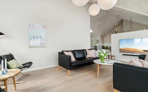 Skoge - 500M from the Sea: Meubilair, Interieur Ontwerp, Bankstel, Flooring, Woonkamer, Verdieping, Hout, Plafond, Lichte Inrichting, Kamer
