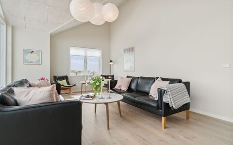 Skoge - 500M from the Sea: Interieur Ontwerp, Flooring, Meubilair, Bankstel, Verdieping, Hout, Woonkamer, Plafond, Houten Vloer, Kamer