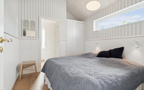 Skoge - 500M from the Sea: Hout, Flooring, Plafond, Verdieping, Interieur Ontwerp, Slaapkamer, Bed, Houten Vloer, Kamer