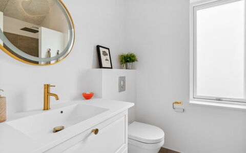 Skoge - 500M from the Sea: Loodgieterswerkinrichting, Badkamer, Kraan, Interieur Ontwerp, Loodgieter, Wastafel In De Badkamer, Spiegel, Flooring, Wastafel, Verdieping