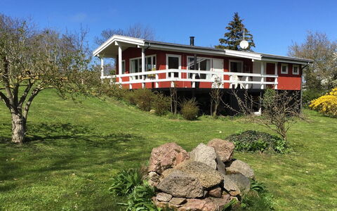 Hannele - 200M from the Sea: Dak, Huis, Land Lot, Huis, Verblijf, Landgoed, Garden Gebouwen, Schaduw, Blokhut, Landscaping