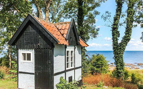 Nyyrikki - 100M from the Sea: Meubilair, Interieur Ontwerp, Stoel, Flooring, Tafel, Toevlucht, Verdieping, Plafond, Kamer, Eco Hotel