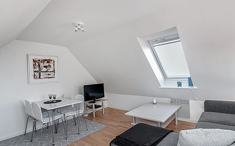 Sylviane - 500M from the Sea: Struik, Stedelijk Ontwerp, Groundcover, Steen, Appartement, Landgoed, Metselwerk, Balkon, Landscaping
