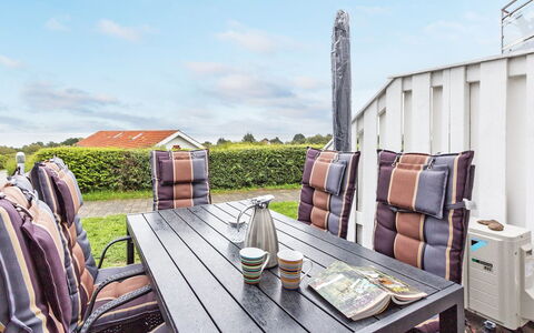 Frederique - 400M from the Sea: Hout, Huis, Verblijf, Huis, Dak, Landelijk Gebied, Siding, Blokhut, Garden Gebouwen, Hardwood