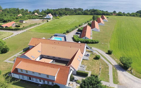 Frederique - 400M from the Sea: Hout, Huis, Verblijf, Huis, Dak, Landelijk Gebied, Siding, Blokhut, Garden Gebouwen, Hardwood