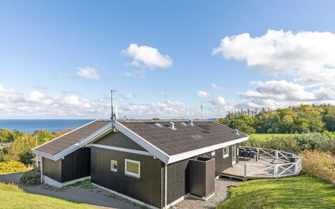 Tjelle - 300M from the Sea: Dak, Huis, Deur, Verblijf, Schaduw, Siding, Werf, Landgoed, Backyard