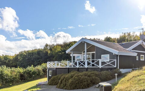 Tjelle - 300M from the Sea: Dak, Huis, Deur, Verblijf, Schaduw, Siding, Werf, Landgoed, Backyard