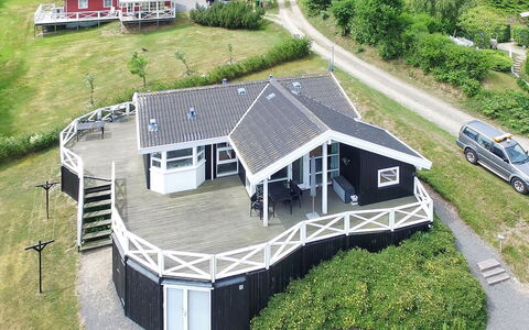 Tjelle - 300M from the Sea: Dak, Huis, Deur, Verblijf, Schaduw, Siding, Werf, Landgoed, Backyard